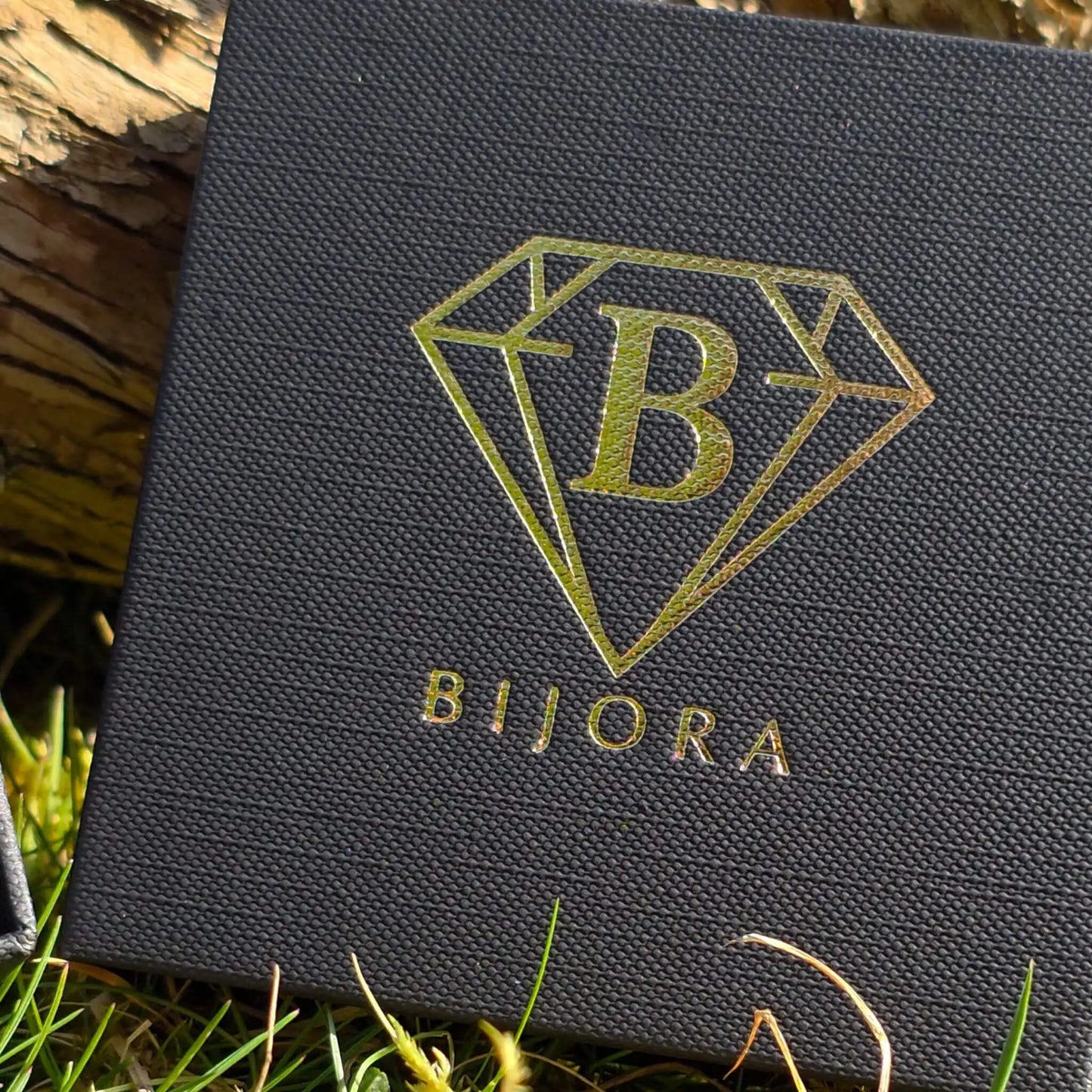 BIJORA Schmuck Geschenkbox mit Larimar Sonnen Kette – hochwertig verpackter Edelstein Schmuck