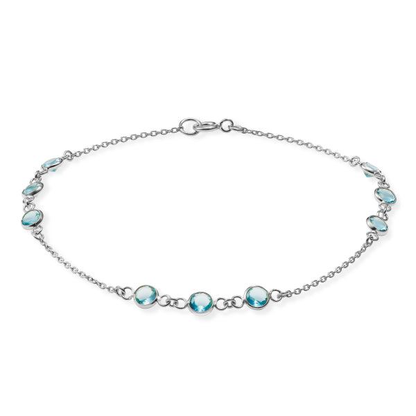 Bijora Armband mit 9 blauen Zirkonia-Steinen aus 925 Sterling Silber, rhodiniert – zarte Ankerkette, elegant und nachhaltig gefertigt, Gesamtansicht auf weißem Hintergrund.