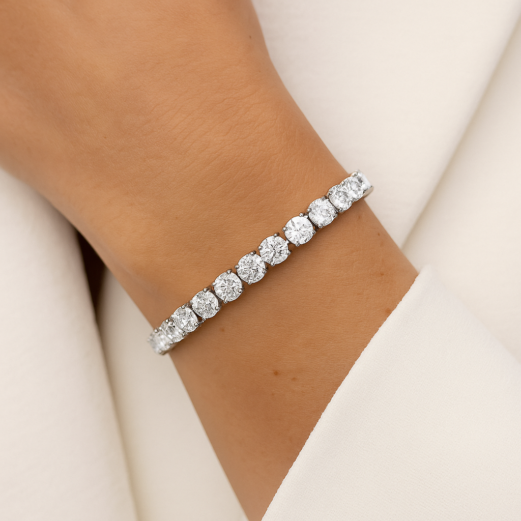 Detailansicht des Bijora Tennisarmbands Zirkonia weiß – rhodiniertes 925 Silber mit facettierten Zirkonia-Steinen und Kastenschloss-Verschluss, edel und hochwertig verarbeitet.