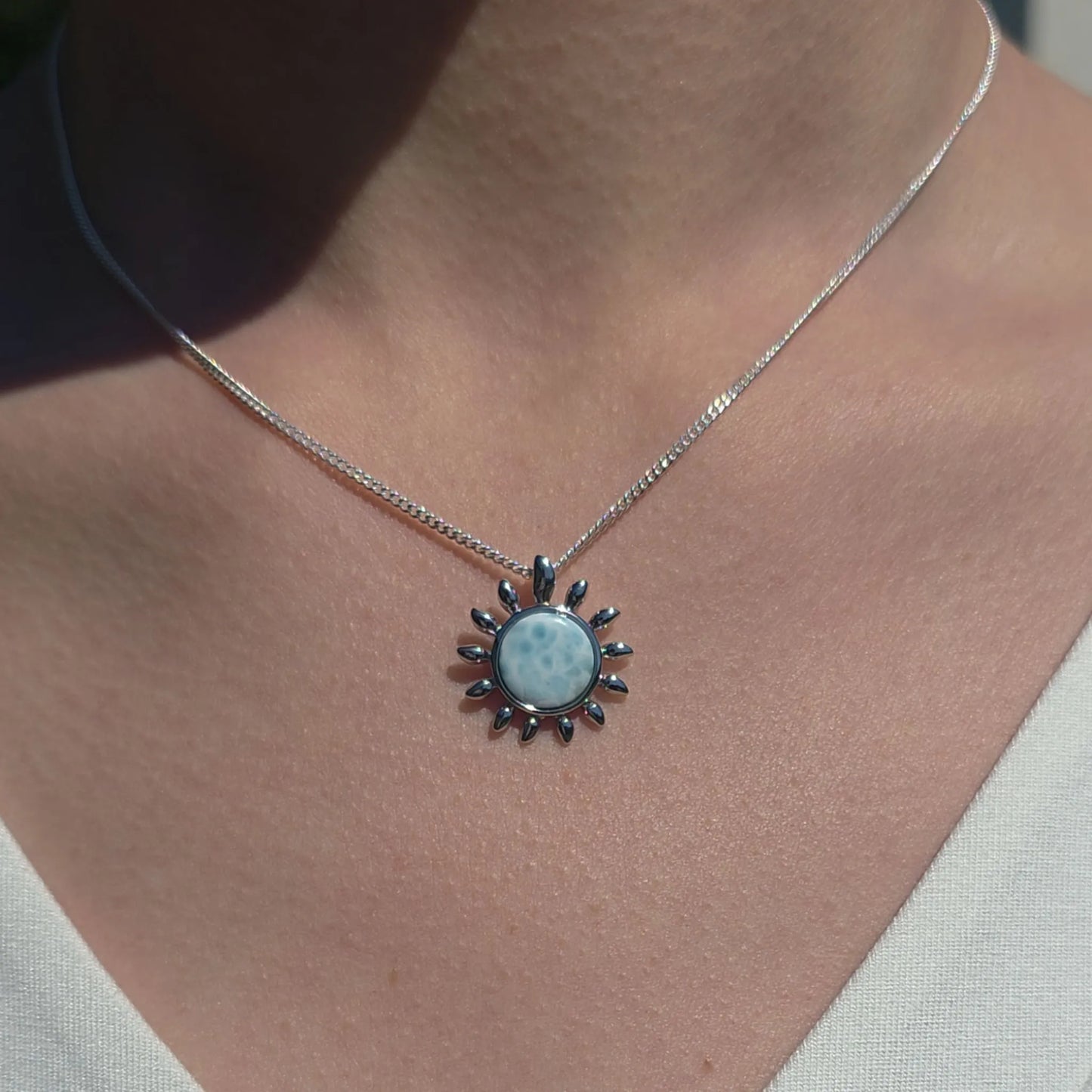 Larimar Sonnen Kette getragen am Hals – 925 Silber Kette mit echtem Larimar Edelstein