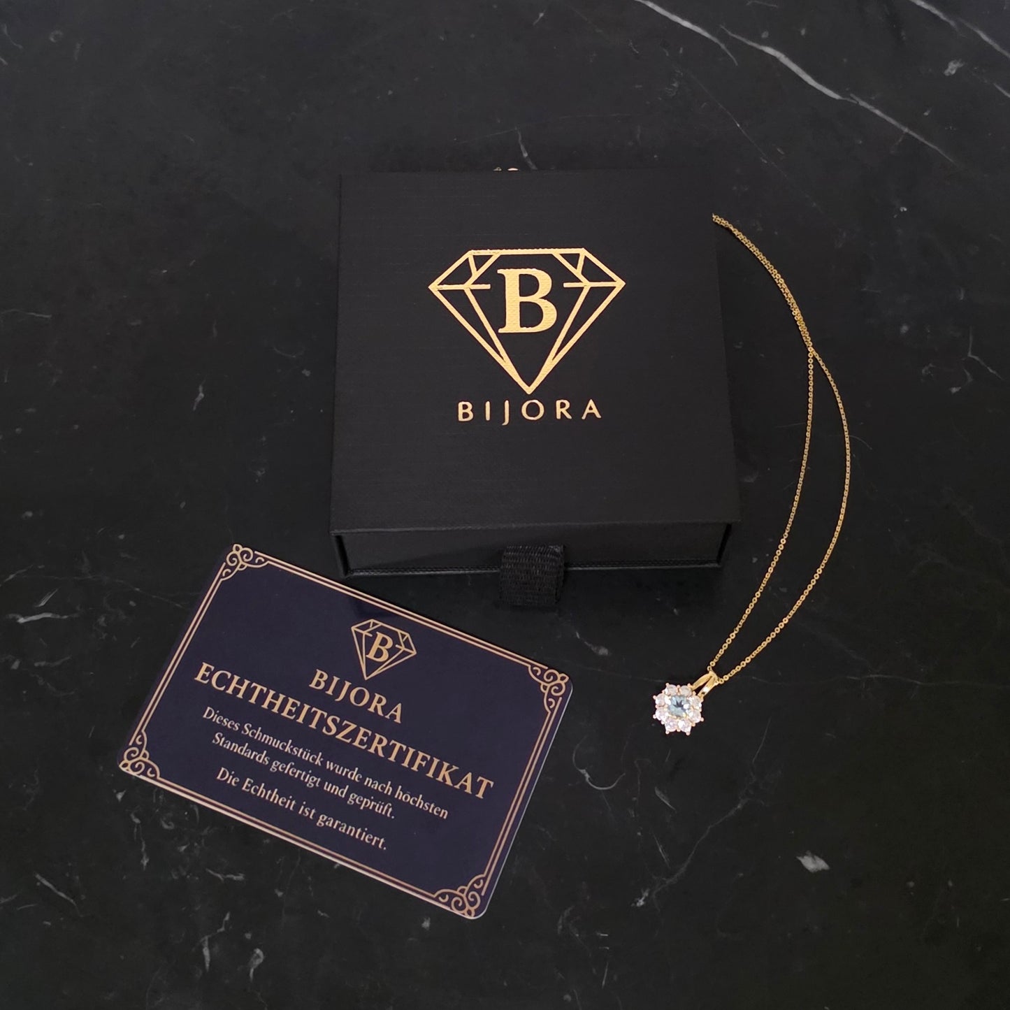 Edles Geschenkset: Blautopas Collier in 925 vergoldetem Silber in schwarzer Bijora Geschenkbox mit Echtheitszertifikat