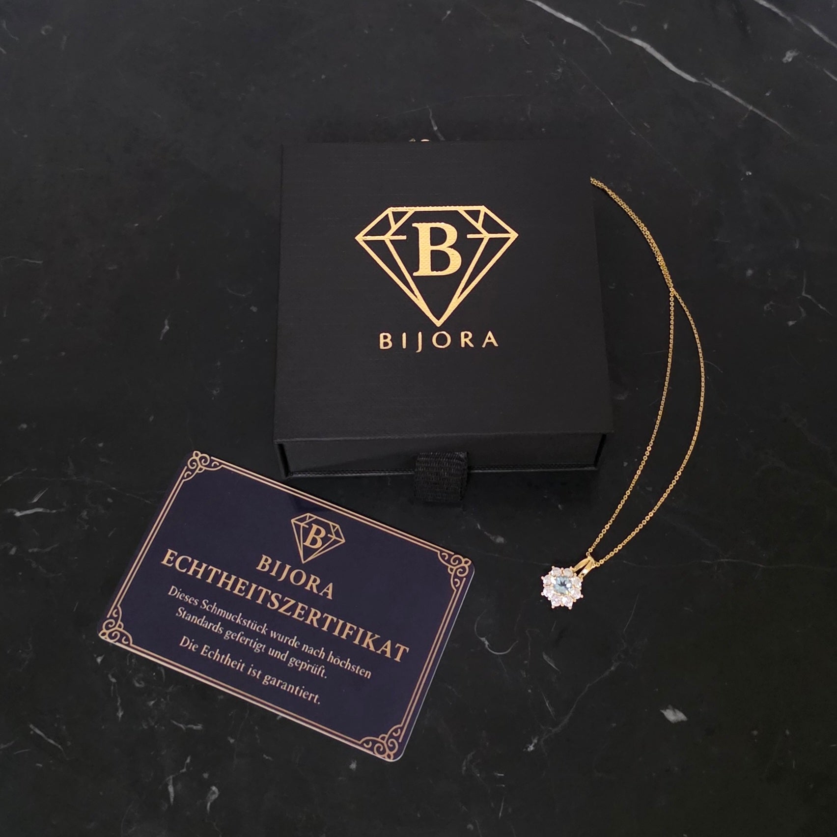 Edles Geschenkset: Blautopas Collier in 925 vergoldetem Silber in schwarzer Bijora Geschenkbox mit Echtheitszertifikat