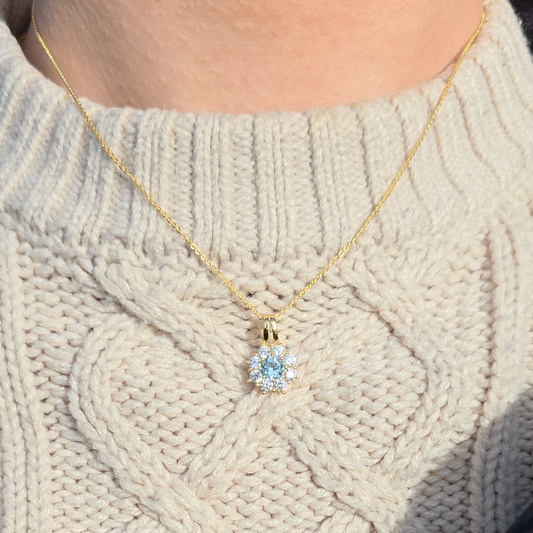 Blautopas Collier aus vergoldetem 925 Silber auf einem Hals getragen, zeigt Größe, Länge und eleganten Glanz im Alltag.