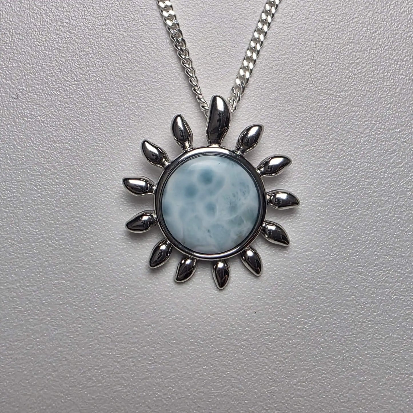 Larimar Sonnen Anhänger mit Kette aus 925 Silber – echter Larimar Edelstein aus der Karibik – BIJORA Schmuck