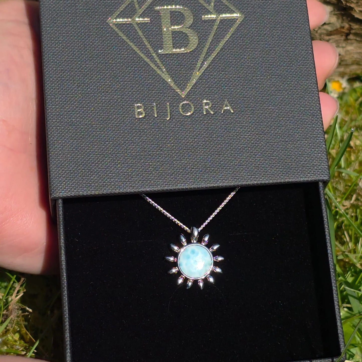 BIJORA Schmuck Geschenkbox mit Larimar Sonnen Kette – hochwertig verpackter Edelstein Schmuck
