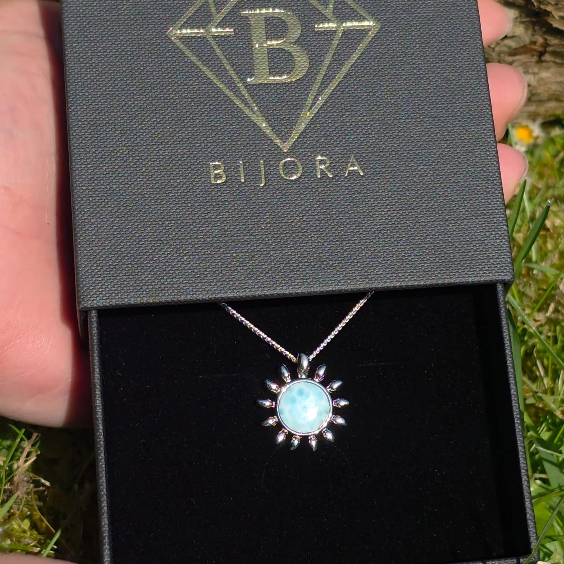BIJORA Schmuck Geschenkbox mit Larimar Sonnen Kette – hochwertig verpackter Edelstein Schmuck