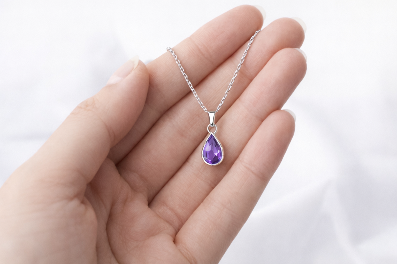 Amethyst Collier aus 925 Silber auf der Hand als Größenvergleich
