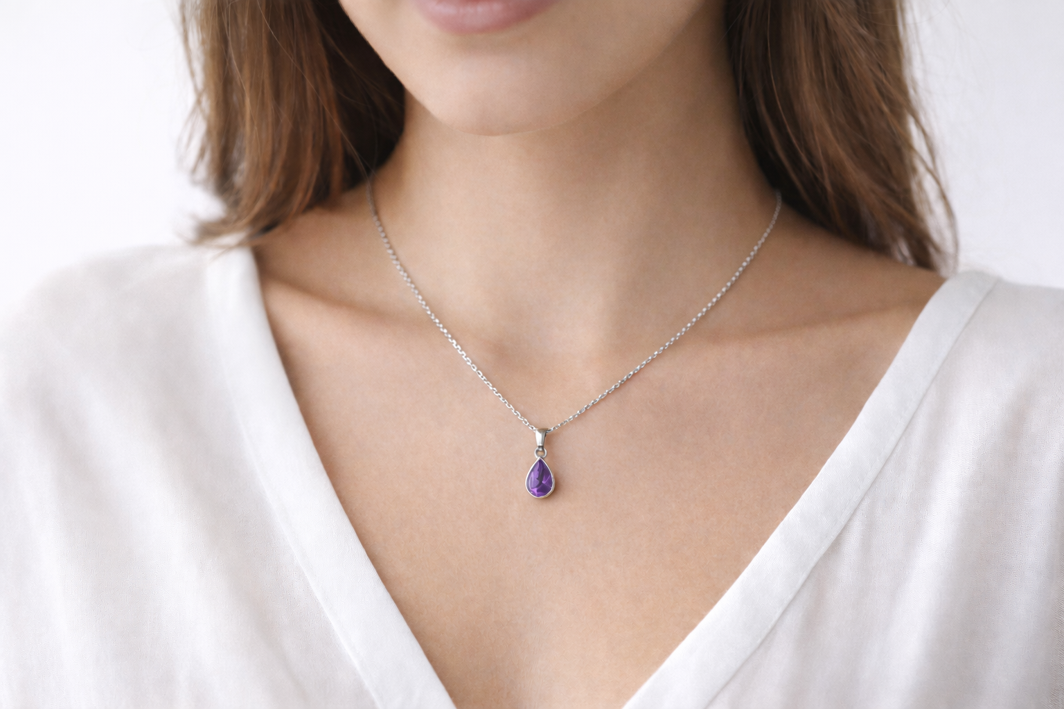 Amethyst Collier aus 925 Silber elegant am Hals getragen