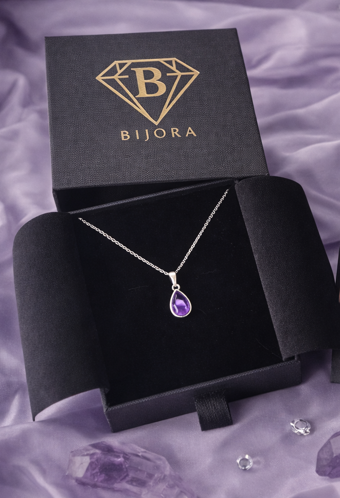 Amethyst Collier aus 925 Silber in BIJORA Schmuckbox auf violettem Stoff arrangiert