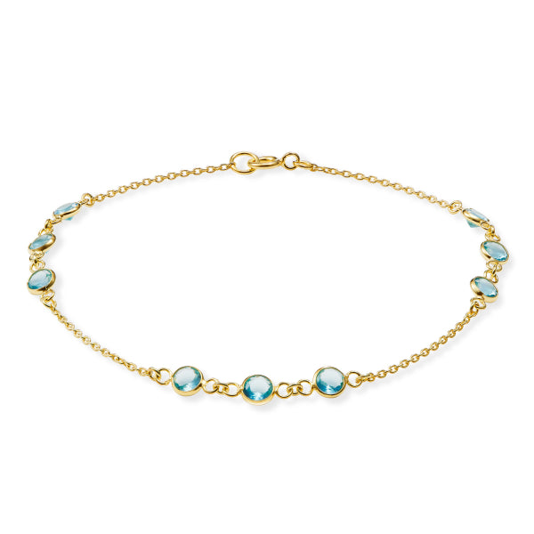 Bijora Armband mit 9 blauen Zirkonia aus recyceltem 925 Silber – vergoldet, feine Ankerkette ca. 1,0 mm, edles Design, Gesamtansicht auf weißem Hintergrund.