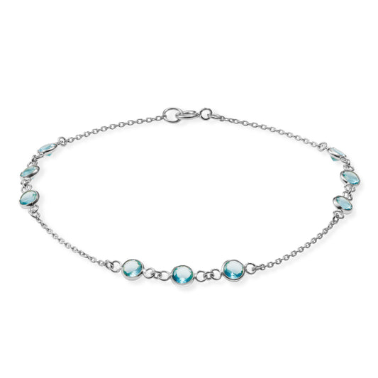 Bijora Armband mit 9 blauen Zirkonia-Steinen aus 925 Sterling Silber, rhodiniert – zarte Ankerkette, elegant und nachhaltig gefertigt, Gesamtansicht auf weißem Hintergrund.