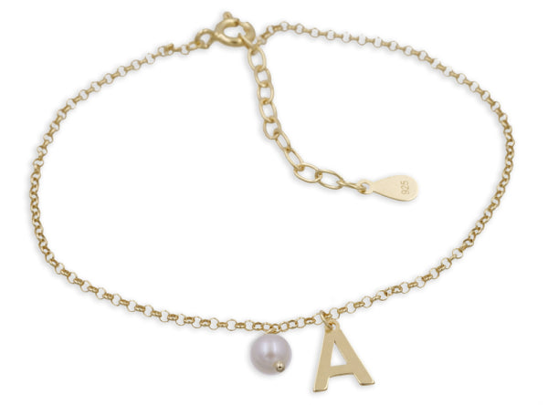 Bijora Armband mit Buchstabe & Süßwasserzuchtperle aus recyceltem 925 Silber – 18k vergoldet, Erbskette, 16 + 3 cm, Gesamtansicht auf weißem Hintergrund.