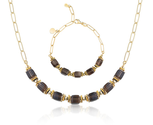 Detailansicht des Bijora Colliers mit Rauchquarz – vergoldetes 925 Silber mit facettiertem Rauchquarz und acht goldenen Kugeln, fein verarbeitet.