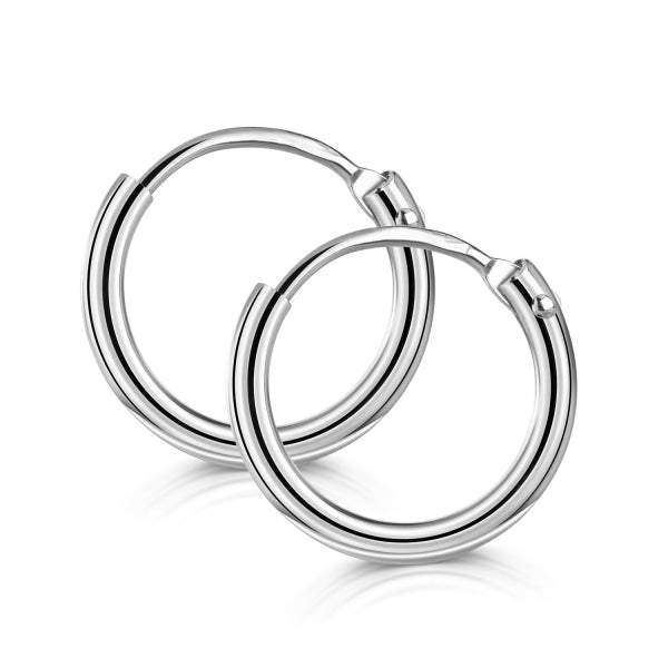 Bijora Creolen aus 585 Weißgold (14 Karat) – Ø 11 mm, 1,3 mm breit, klassisches Design mit hochglanzpolierter Oberfläche, Gesamtansicht auf weißem Hintergrund.