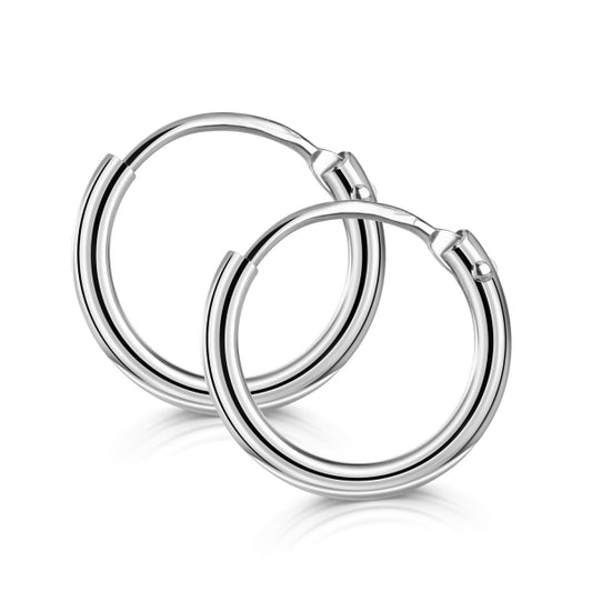 Bijora Creolen aus 585 Weißgold (14 Karat) – Ø 11 mm, 1,3 mm breit, klassisches Design mit hochglanzpolierter Oberfläche, Gesamtansicht auf weißem Hintergrund.