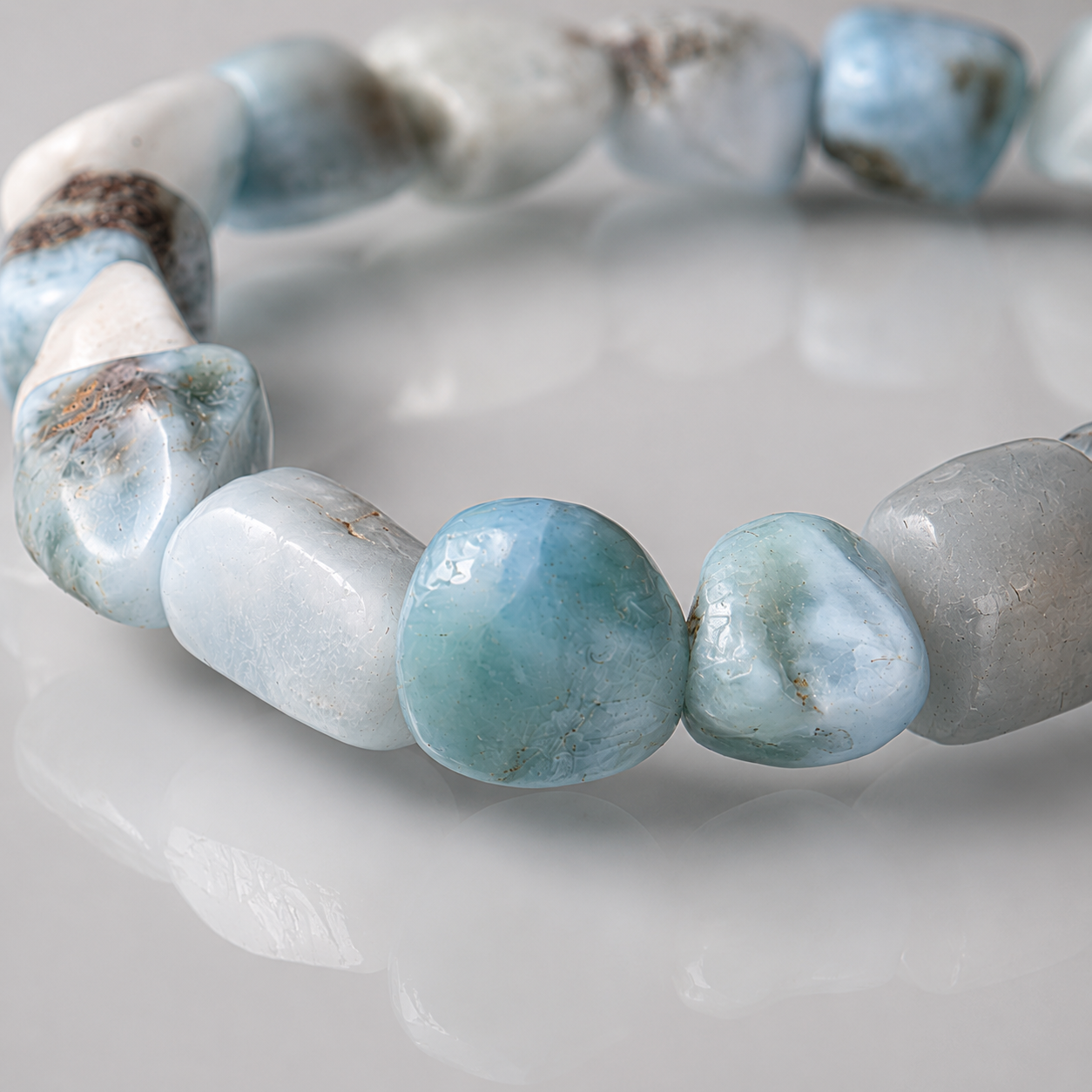 Detailaufnahme eines echten Larimar Armbands mit natürlicher Maserung
