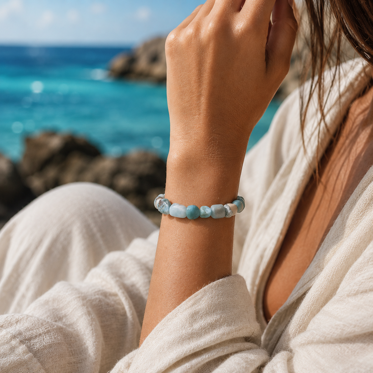 Getragenes Larimar Armband mit natürlichen Nugget-Steinen im Sonnenlicht