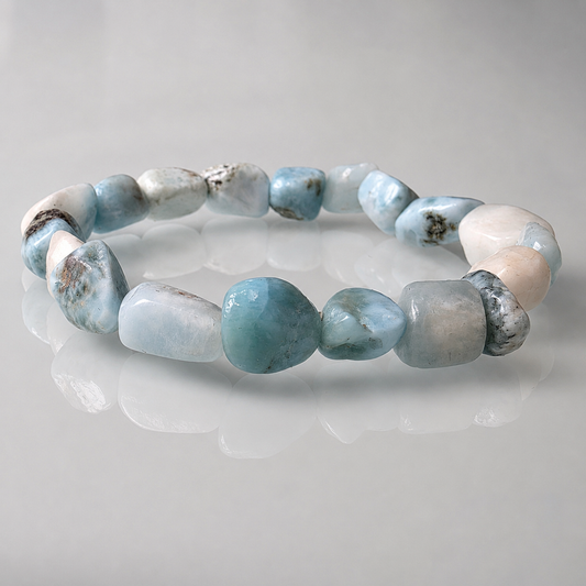 Larimar Armband mit natürlichen blau-weißen Edelsteinen im Karibik Stil von BIJORA