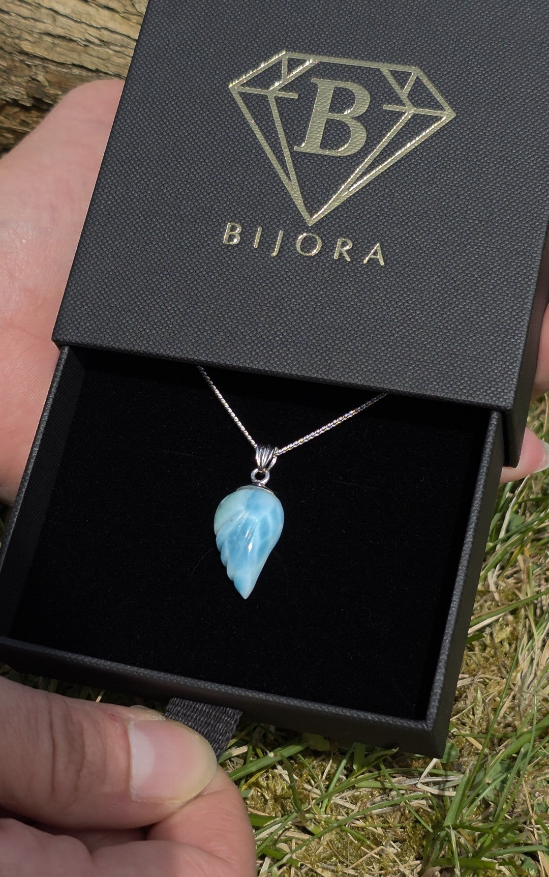 Larimar Engelsflügel Kette in der BIJORA Schmuckbox
