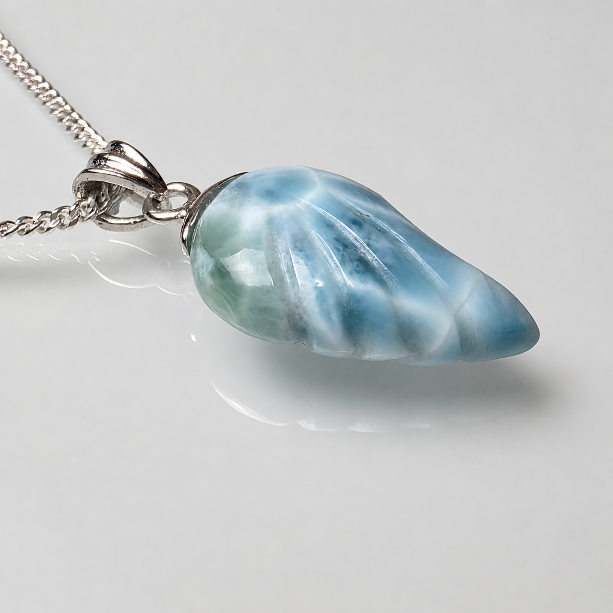 Detailaufnahme des Larimar Engelsflügel Anhängers mit natürlicher Maserung