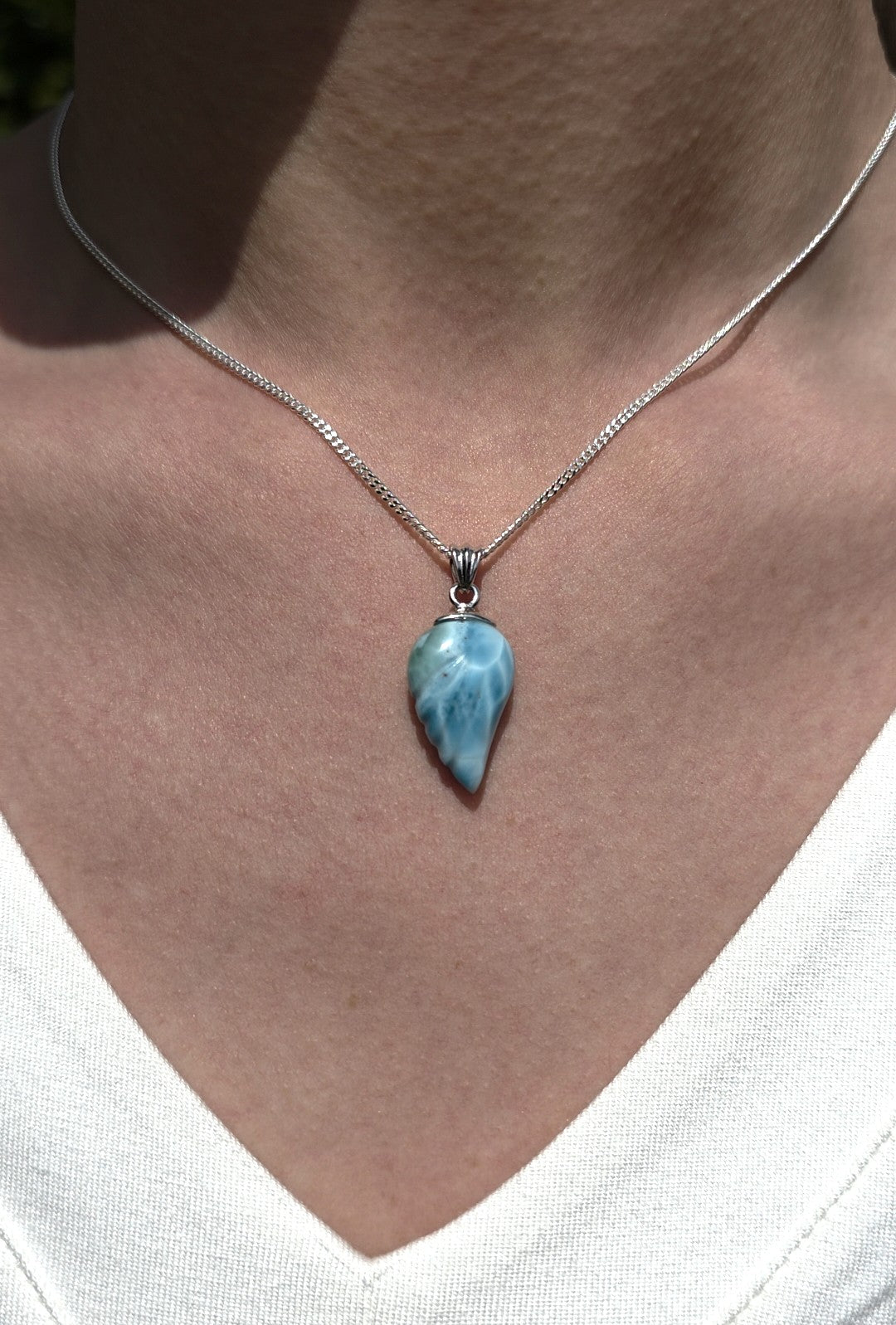 Frau trägt Larimar Engelsflügel Kette aus 925 Sterling Silber