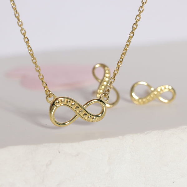 Detailansicht des Bijora Sets Collier & Ohrstecker Endless – vergoldetes 925 Silber mit polierten Infinity-Elementen, filigran gearbeitet und hochwertig verarbeitet.