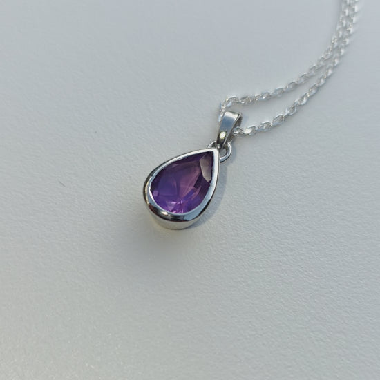 Amethyst Collier aus 925 Sterling Silber mit tropfenförmigem Edelstein in Nahaufnahme