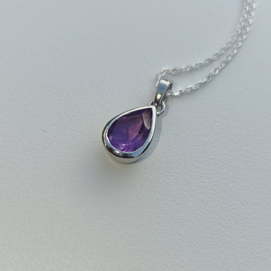 Amethyst Collier aus 925 Sterling Silber mit tropfenförmigem Edelstein in Nahaufnahme